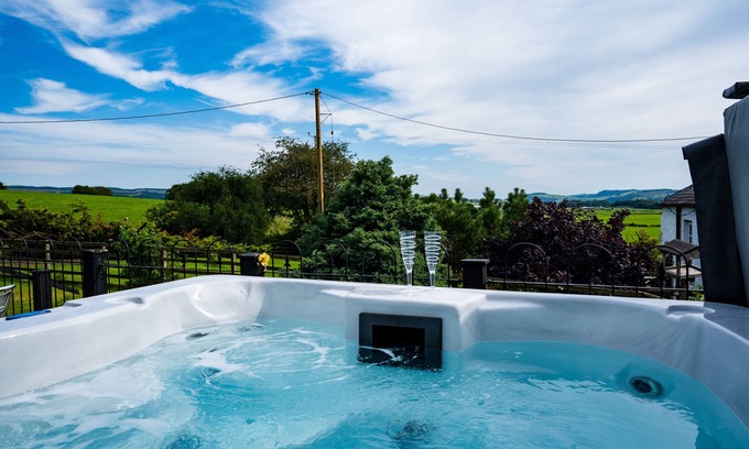 Thornhill Cottage | Thomas Carlyle Cottage sleeps 4 in 2 bedrooms with own hot tub
