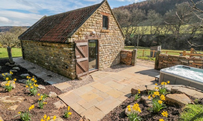 Scarborough Cottage | THOMPSON RIGG BARN, family friendly, with hot tub in Thornton-Le-Dale