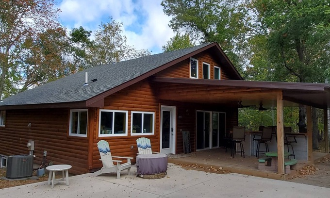 Danbury Cabin | Three Bear Hideaway - Spacious 2 bed + Loft cabin in relaxing, convenient spot!