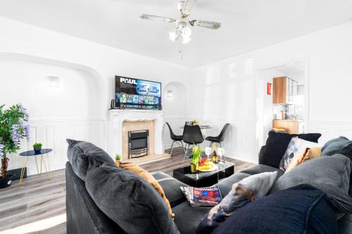 Acocks Green House | Three Bed House - Garden - Parking - 5 Guests - Fast Wifi - Netflix - 83B