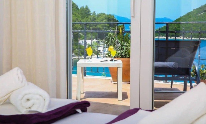 Prozurska Luka Apartment | Three bedroom apartment with terrace and sea view Prožurska Luka, Mljet (A-22335-a)