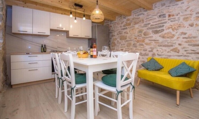 Primosten Apartment | Three-bedroom apartment in the countryside