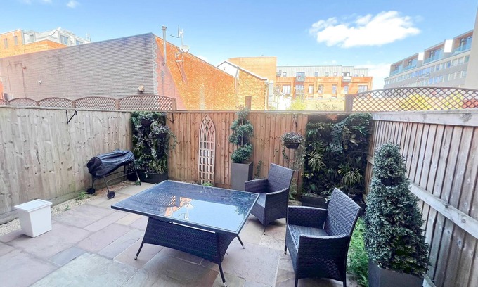 Saint Paul's House | Three bedroom apartment near Cabot Circus w.Parking sleeps 5 - Hopewell