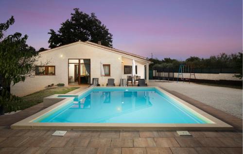 Divsici House | Three-Bedroom Holiday Home In Divsici