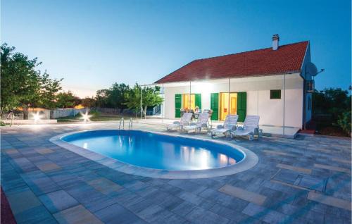 Gradina House | Three-Bedroom Holiday Home In Rozovac
