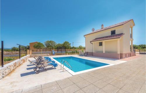 Drnis House | Three-Bedroom Holiday Home In Pakovo Selo