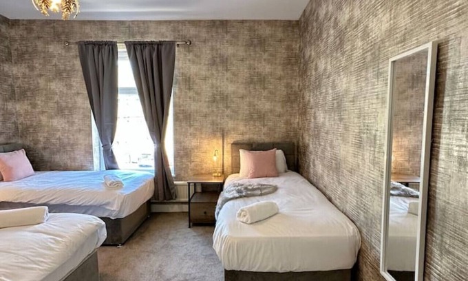 Salford House | Three Bedroom Home Manchester sleeps 9