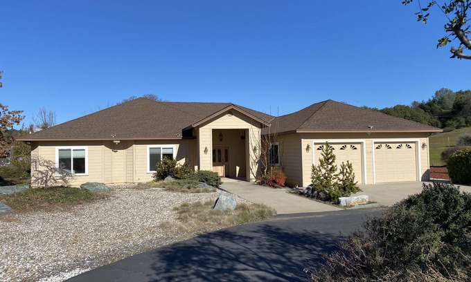 Sonora House | Three - Bedroom home well kept/beautiful scenery