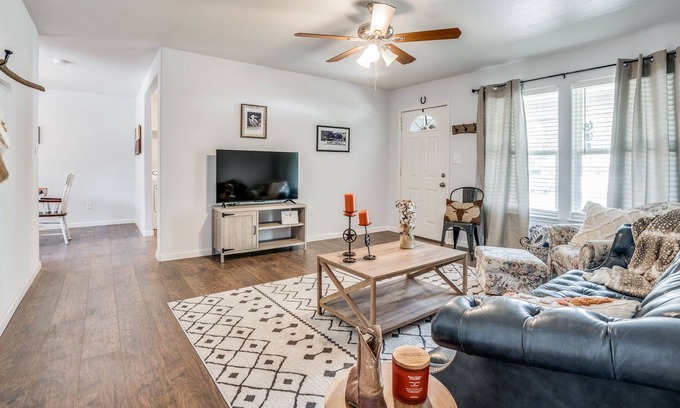 Meadowbrook House | Three bedroom house minutes from Ft. Worth and Arlington