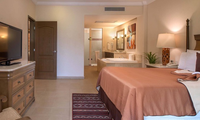 Loreto Villa | Three Dedroom Suites These units feature three spectacular bedrooms, which vary