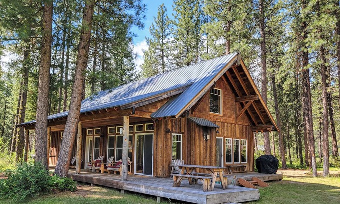 Mazama Cabin | Three Girls Cabin - meadow side cabin in Mazama
