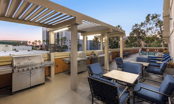 Anaheim Resort Hotel | Three Havens With On-Site Pool & Grill
