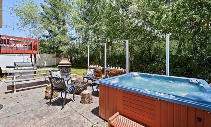 Layton House | Three Lakes Spa - Hot Tub - Peaceful - Firepit - Sauna