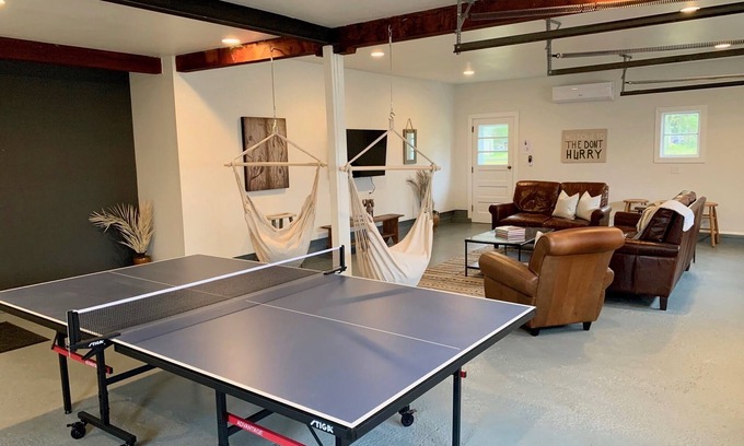 Three Oaks House | Three Oaks Getaway- 5 BR 2.5 BA- 3 Mins to Downtown- Week Stay Discount