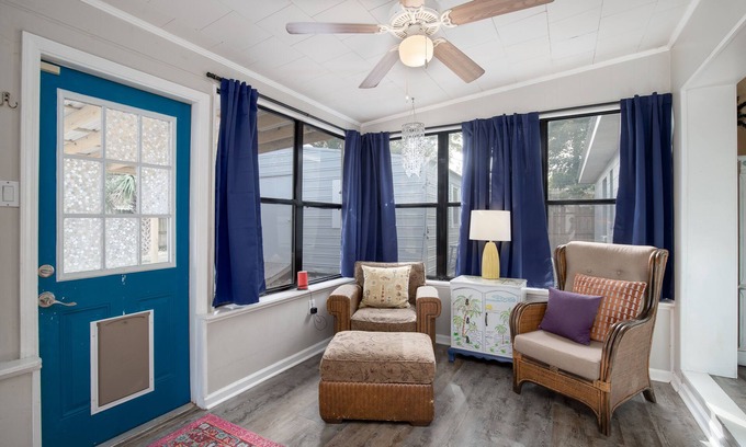 Fort Walton Beach House | Three Seven Oh & Hollywood Joe! (Pet Friendly)