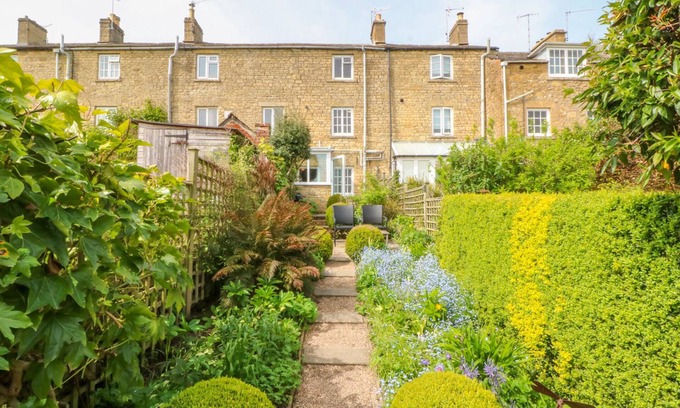 Blockley Cottage | THROWER'S COTTAGE, pet friendly, with open fire in Blockley