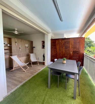 Sainte-Anne Apartment | Ti Lodge Nature - milieu de villa - piscine partagée - location vacances Guadeloupe