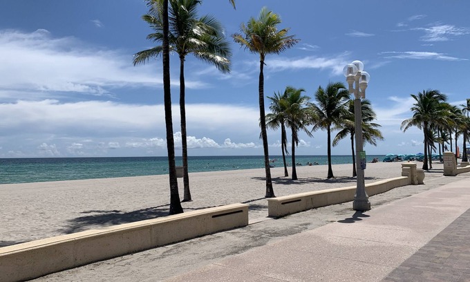 Hollywood Hotel | Tiana Beach Inn
