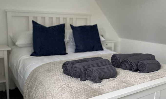 Harwich Cottage | Tidal Walk Cottage by the Sea, 2 min walk to beach, sleeps 4