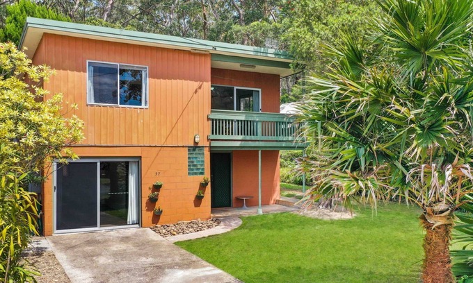 Manyana House | Tidy retro house located within walking distance to Manyana Beach