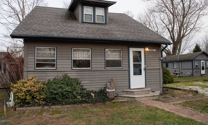 Geneva-on-the-Lake House | Tiffany's Cottages Wildare: GOTL Strip, Pool, Golf Course, WiFi, A/C, Sleeps 8