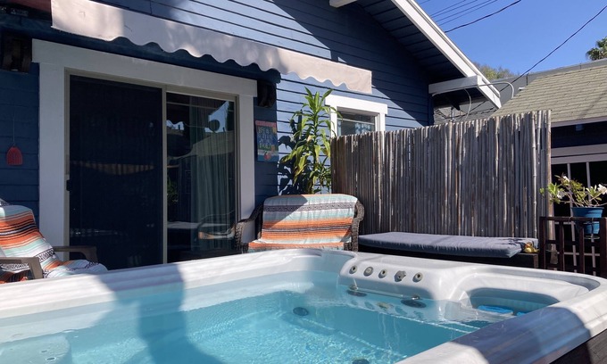 Alamitos Beach House | Tiffanys by the SeaππΌππΌββοΈ Cal Bungalow with swim spa and minutes walk to beach.
