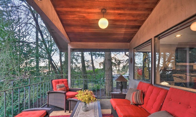 Bull Mountain House | Tigard Retreat w/Deck, 15 Mins From Portland!