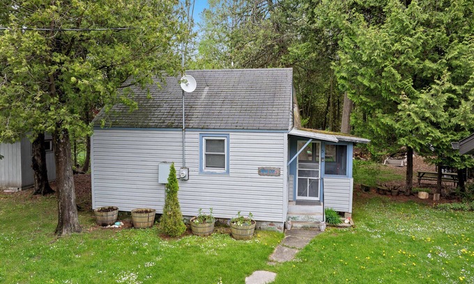 Baileys Harbor Cabin | Tiger Lily Cabin on Kangaroo Lake- Dog Friendly, playground, fire pit