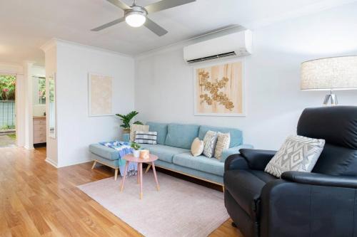 Tighes Hill House | Tighes Hill Hideaway - Alfresco Living by the Park