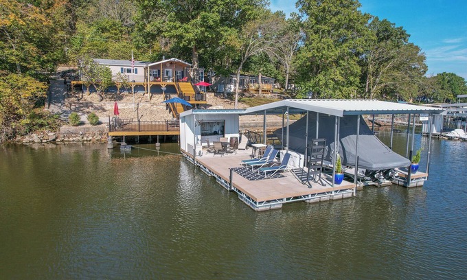 Linn Creek House | Tiki Hollow - Waterfront house w/Huge martini deck!