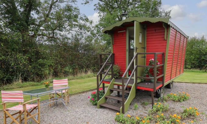 Llanfihangel Tal-y-llyn House | Tilly Gypsy-style Caravan Hut
