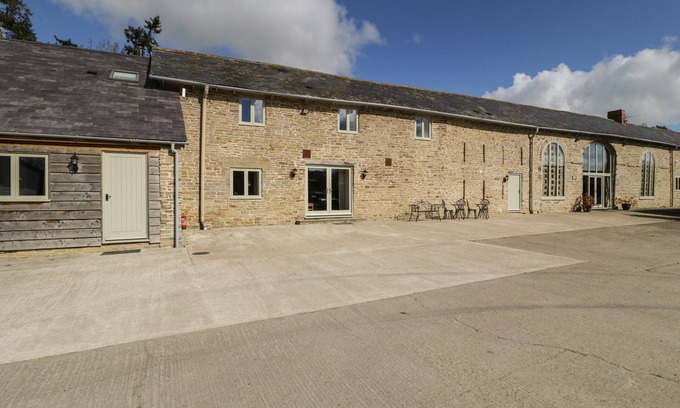 Eardisland Cottage | TIMBER BARN, pet friendly, with hot tub in Eardisland