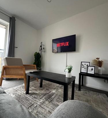 Grays Apartment | Timber Court - FREE PARKING - 2 Bedroom Apartment - FAST Wi-Fi - Perfect for Contractors!