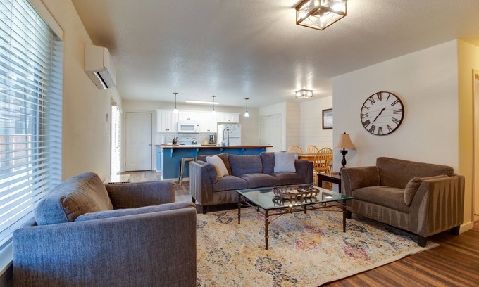 Sisters House | Timber Creek Escape Sisters Townhome pet friendly and great location