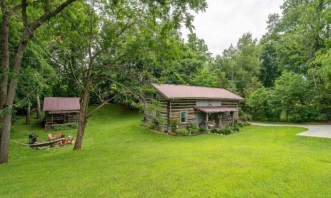 Bluff City Cabin | "Timber Lodge", Rustic 4BR Log Cabin + Guesthouse