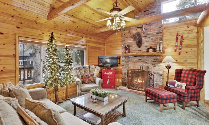 Boulder Bay Cabin | Timber Pines Chalet Retreat Cottage w/Hot Tub