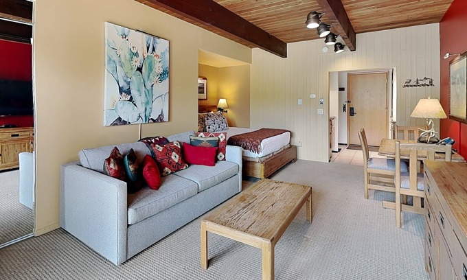 Snowmass Village Condo | 🌲Timberline 216 Studio Deluxe ~ Hot Tub~Pool~WiFi~Ski-in/out~Local Shuttle🌲
