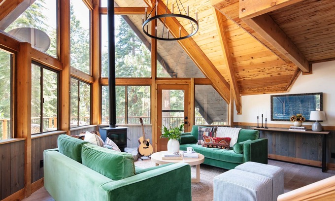 Carnelian Bay Ski Chalet | Timberline by AvantStay | Stunning Chalet Cabin w/Hot Tub & Home Theater!