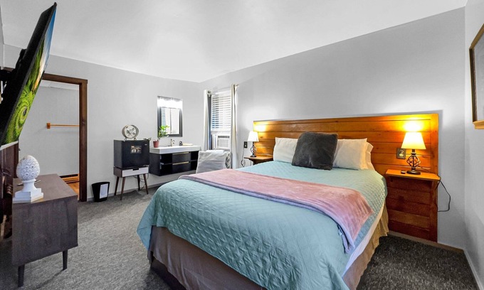 Ellicottville Cabin | Timberline Lodge - Downtown Ellicottville - Room 204