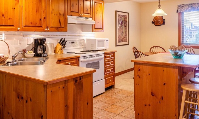 Sun Peaks Condo | Timberline Village #38 By Bear Country