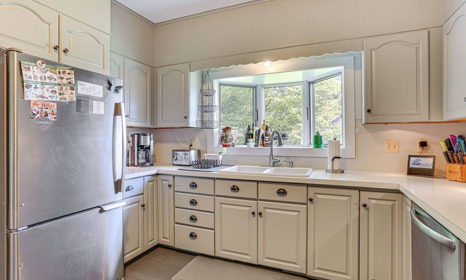Jeffersonville House | Timeless Jeffersonville Home w/ Private Hot Tub