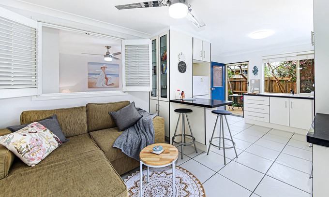 Coolum Beach Apartment | Tiny Comfy Flat with Bikes