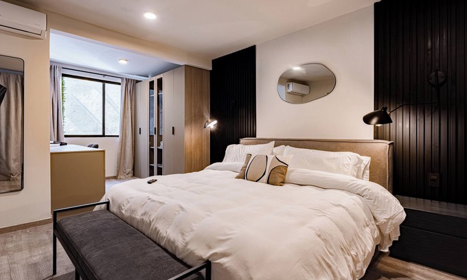 Hipodromo Apartment | Tiny desk by VH