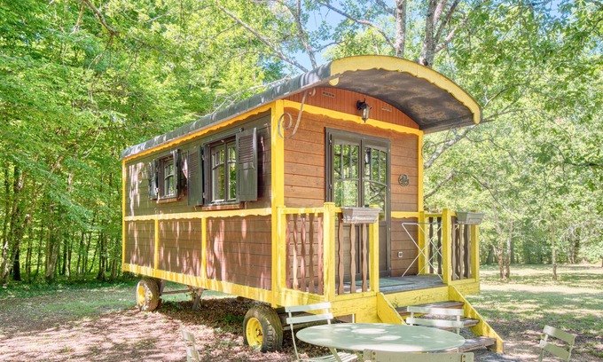 Monsac House | Tiny Home 'La Roulotte Jaune' with Private Garden, Balcony and Wi-Fi