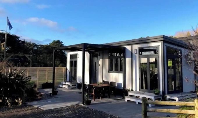 Egmont Village House | Tiny Home Luxury Farm Escape close to Mount Taranaki & central New Plymouth