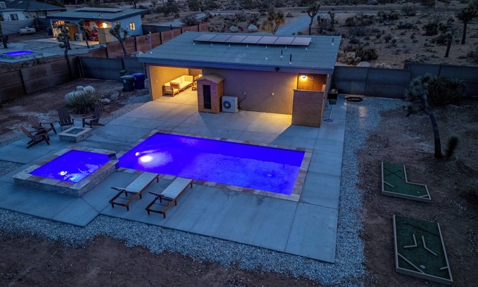 Yucca Valley House | Tiny Home - Salt Water Pool - Jacuzzi - Mini Golf - Sauna