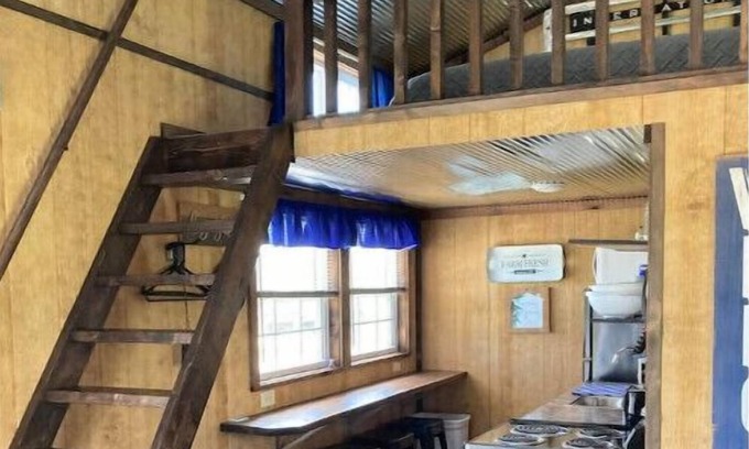 Leasburg House | Tiny House #1 – One bedroom cabin near wineries, caves, hiking & floating!