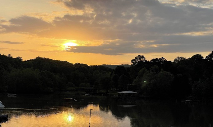 Sherrills Ford Cabin | Tiny Lakeside Retreat, sleeps 8. On Lake Norman for all the lake fun!