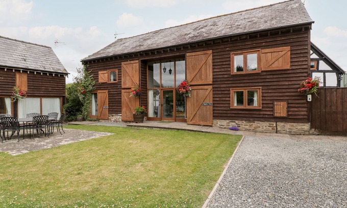 Leominster Cottage | TIPPETS VIEW, family friendly, character holiday cottage in Luntley