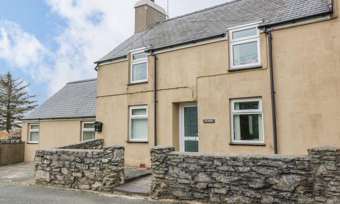 Edern Cottage | TIR BEDW, family friendly, character holiday cottage in Edern